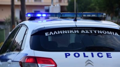 Σοκ στη Σύρο από τη σύλληψη πατέρα που κατηγορείται για κακοποίηση του βρέφους του σε δημόσιο χώρο. Πώς παρενέβησαν οι περαστικοί και οι εξελίξεις με την αστυνομία.
