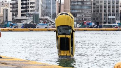 Πώς σημειώθηκε η τραγωδία με το ταξί στο λιμάνι του Πειραιά. Οι κινήσεις του οδηγού, η απότομη ταχύτητα και οι έρευνες του Λιμενικού για τα αίτια