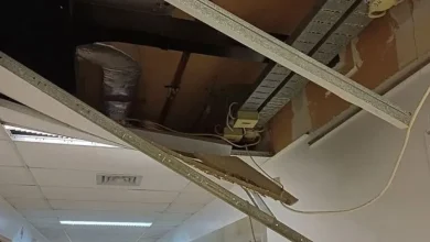 Κατέρρευσε τμήμα της οροφής στην Παθολογική Κλινική του Θριασίου Νοσοκομείου. Οι καταγγελίες των εργαζομένων για την κατάσταση των υποδομών και την ασφάλεια.