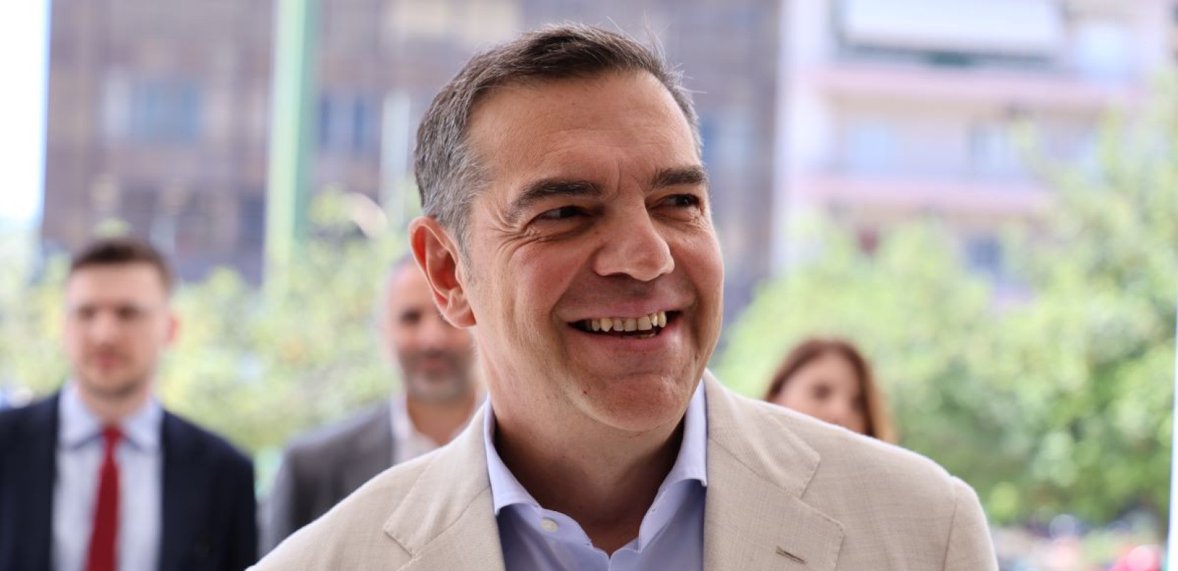 Όλα τα ονόματα των 50 «εκλεκτών» που στελεχώνουν τη σκιώδη κυβέρνηση του Αλέξη Τσίπρα. Ποιοι αναλαμβάνουν τους κρίσιμους τομείς της ΕΛ.Α.Σ. και του Ινστιτούτου.