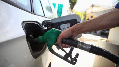 Γιατί η τιμή της βενζίνης στην Ελλάδα παραμένει κοντά στα 2 ευρώ το λίτρο, παρά την υποχώρηση του διεθνούς πετρελαίου Brent κάτω από τα 80 δολάρια.