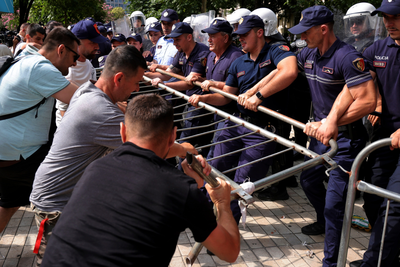 Επεισόδια ξέσπασαν σε νέα διαδήλωση κατά της κυβέρνησης στην Αλβανία, καθώς συνεχίζονται οι διαμαρτυρίες που εν μέρει προκάλεσαν τα σχέδια