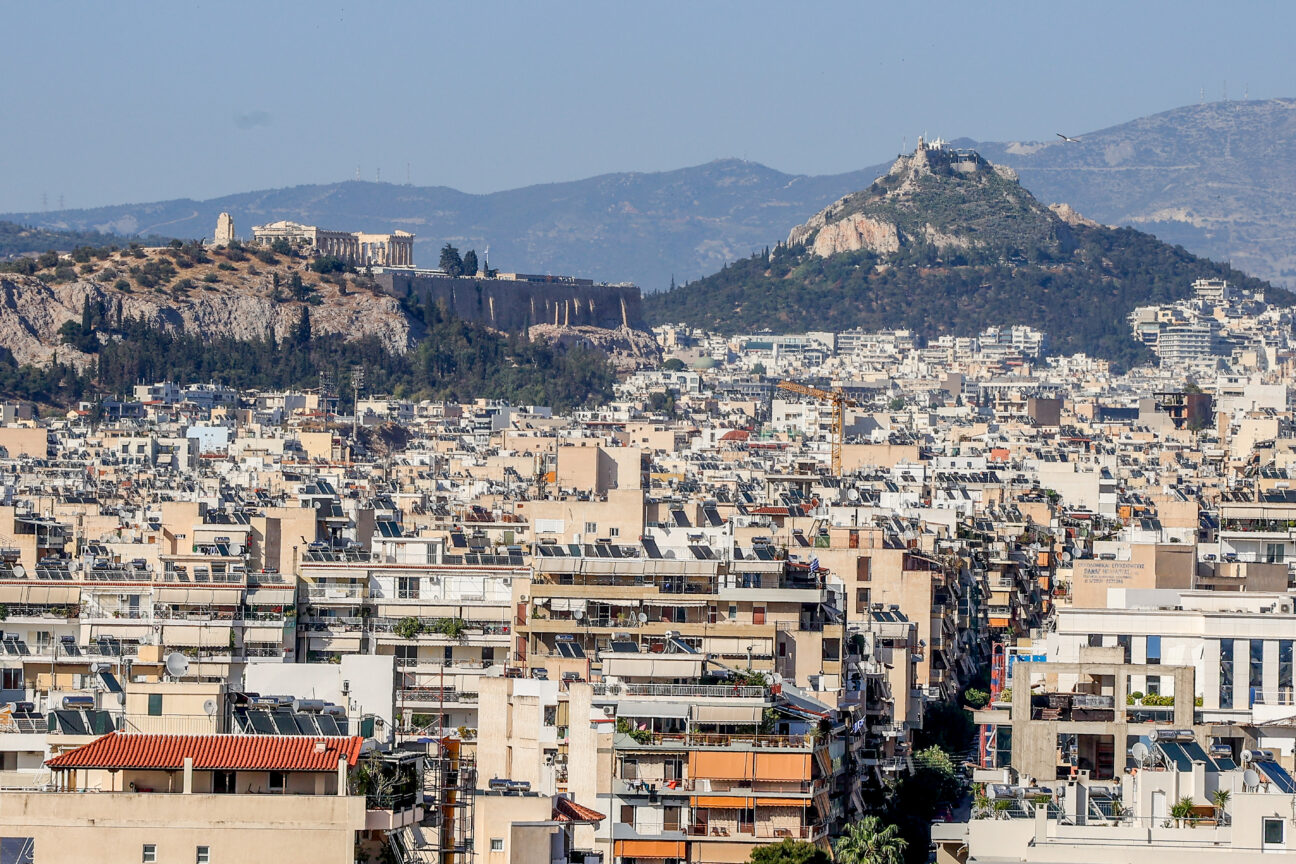 Σοκαριστικά στοιχεία της Eurostat κατατάσσουν την Ελλάδα στην 3η θέση της ΕΕ στην αύξηση των ενοικίων. Δείτε την ανάλυση των αιτιών της στεγαστικής κρίσης και πώς αυτή επηρεάζει τα νοικοκυριά