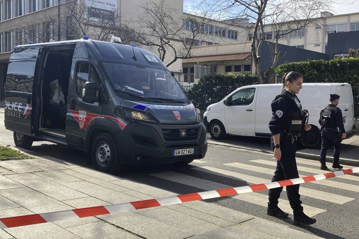 Οι γαλλικές αρχές ερευνούν μια ασύλληπτη τραγωδία στην πόλη Οράνζ, έπειτα από μια ανατριχιαστική ανακάλυψη σε σπίτι.