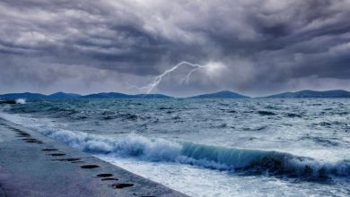 Αλλάζει ολοκληρωτικά το σκηνικό του καιρού, καθώς μετά τον καύσωνα από αύριο (24.07.2026) θα υπάρξει ραγδαία επιδείνωση με καταιγίδες, μπουρίνια και χαλάζι. Κόκκινη και πορτοκαλί προειδοποίηση από την ΕΜΥ σε πολλές περιοχές.