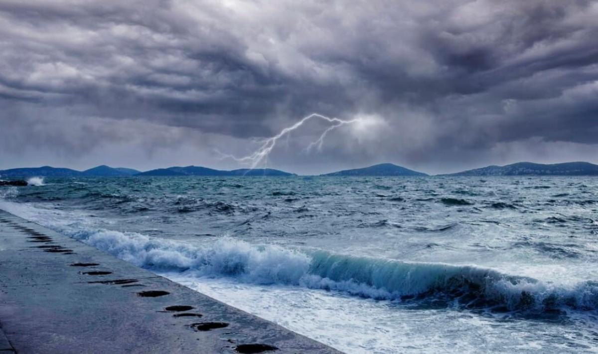 Αλλάζει ολοκληρωτικά το σκηνικό του καιρού, καθώς μετά τον καύσωνα από αύριο (24.07.2026) θα υπάρξει ραγδαία επιδείνωση με καταιγίδες, μπουρίνια και χαλάζι. Κόκκινη και πορτοκαλί προειδοποίηση από την ΕΜΥ σε πολλές περιοχές.