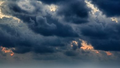 Ο καύσωνας εξακολουθεί να δοκιμάζει τις αντοχές μας, όμως, σύμφωνα με τις τελευταίες προγνώσεις των μετεωρολόγων, το σκηνικό του καιρού αναμένεται να αλλάξει αισθητά προς το τέλος της εβδομάδας.