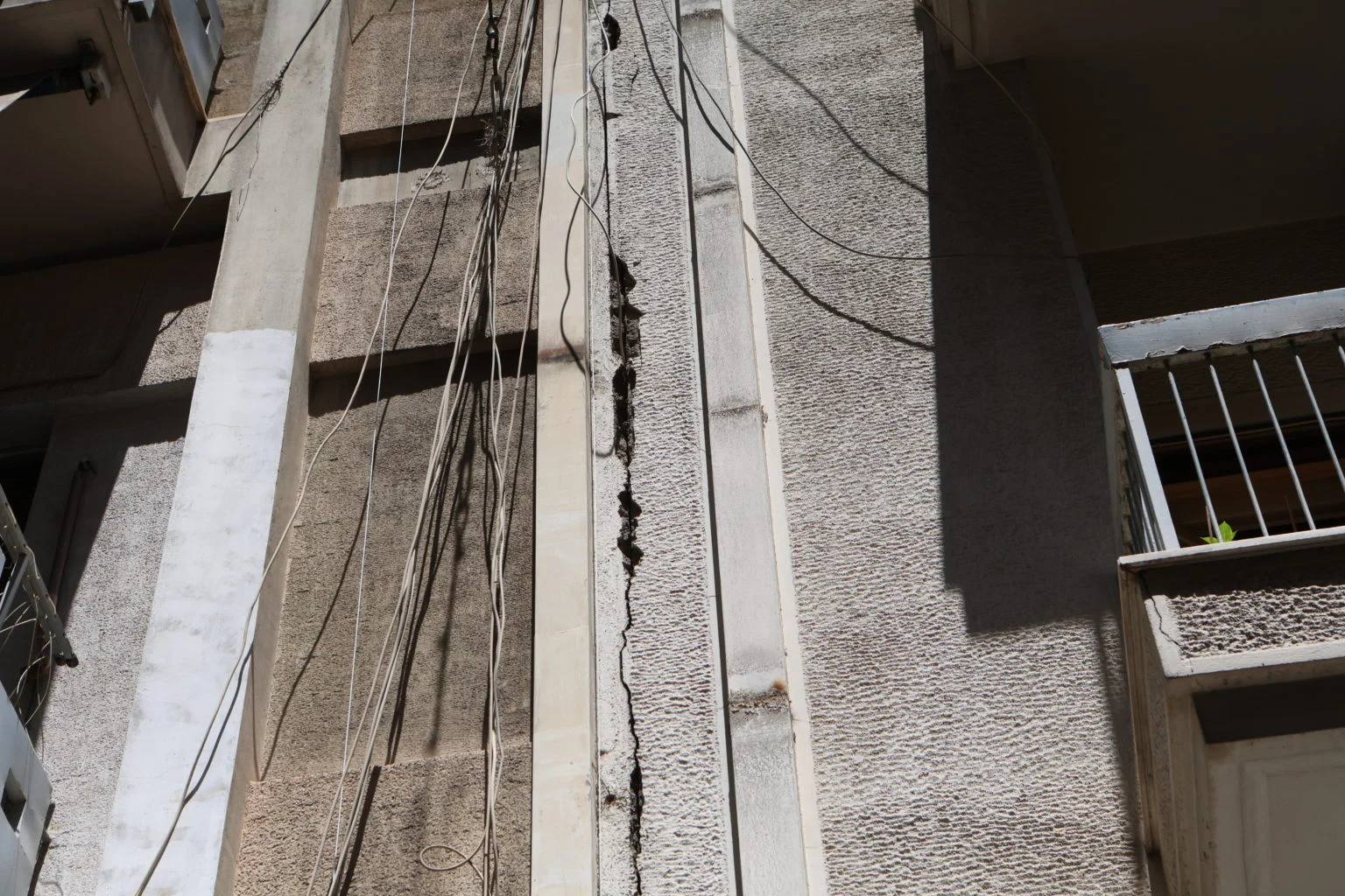 Τουλάχιστον από τον Μάρτιο φαίνεται πως γνώριζε η εταιρεία «Ελληνικό Μετρό» για τις ρωγμές και τις καθιζήσεις που έχουν προκληθεί σε διαμερίσματα στην Κυψέλη από τις εργασίες του μετροπόντικα για την γραμμή 4.