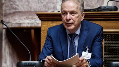 Τα ονόματα 8.650 προσώπων, μεταξύ των οποίων γιατροί, πανεπιστημιακοί, υπάλληλοι Πολεοδομιών, ΟΤΑ και δημοσιογράφοι, βρίσκονται στο «μικροσκόπιο» της Αρχής για το Ξέπλυμα Μαύρου Χρήματος, καθώς φέρονται να μην υπέβαλαν δήλωση πόθεν έσχες το πρώτο εξάμηνο του 2026.