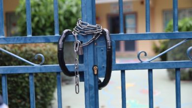 Η υπογεννητικότητα συνεχίζει να βάζει λουκέτο σε σχολεία της Πρωτοβάθμιας.Την αναστολή λειτουργίας έξι Νηπιαγωγείων για το σχολικό έτος 2026-2027 αποφάσισαν οι Περιφερειακές Διευθύνσεις Εκπαίδευσης Βορείου Αιγαίου και Ιονίων Νήσων, λόγω μηδενικών ή ανεπαρκών εγγραφών μαθητών.