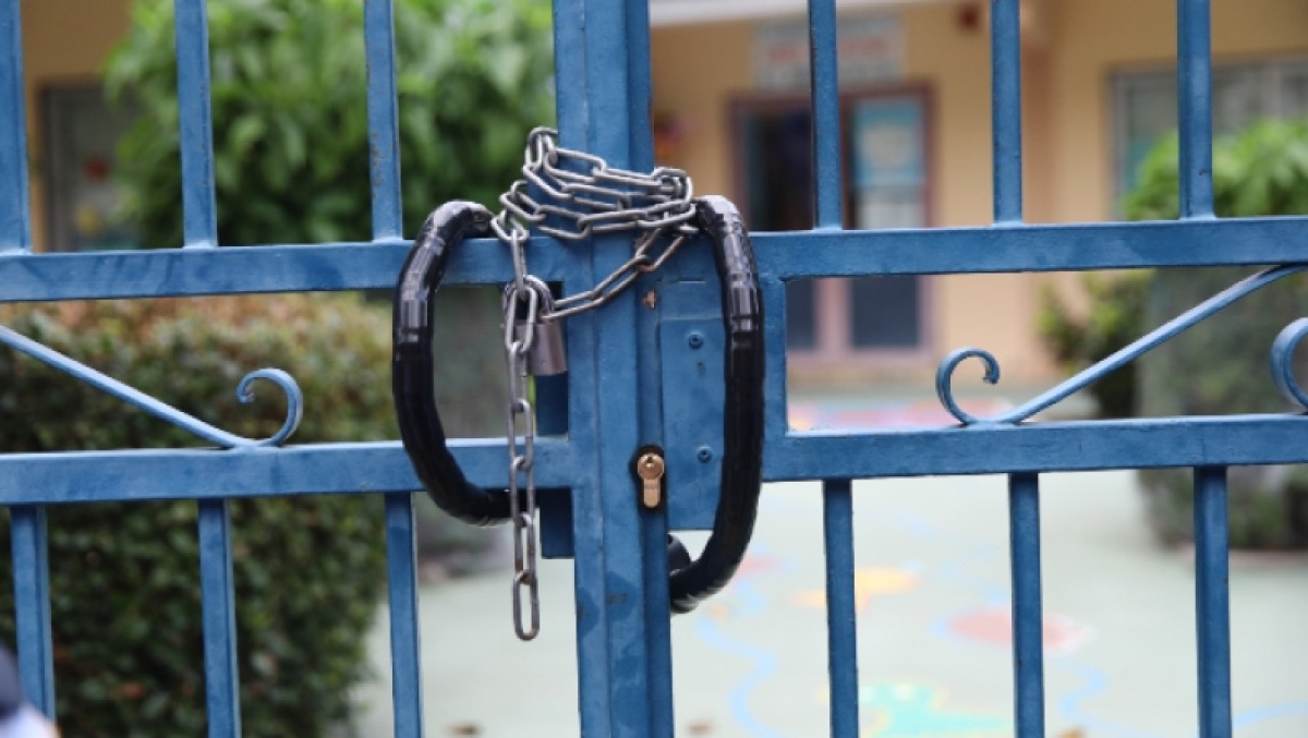 Η υπογεννητικότητα συνεχίζει να βάζει λουκέτο σε σχολεία της Πρωτοβάθμιας.Την αναστολή λειτουργίας έξι Νηπιαγωγείων για το σχολικό έτος 2026-2027 αποφάσισαν οι Περιφερειακές Διευθύνσεις Εκπαίδευσης Βορείου Αιγαίου και Ιονίων Νήσων, λόγω μηδενικών ή ανεπαρκών εγγραφών μαθητών.