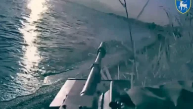 Μια σημαντική τεχνολογική εξέλιξη στα πεδία των μαχών καταγράφηκε πρόσφατα, καθώς οι ουκρανικές δυνάμεις πραγματοποίησαν την πρώτη επιχείρηση ανάπτυξης επίγειου ρομποτικού συστήματος μάχης μέσω θαλάσσιου dron