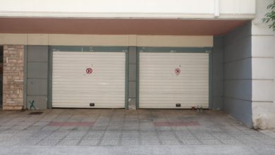 Σοκ και βαθιά θλίψη έχει προκαλέσει στον Πειραιά ο αιφνίδιος θάνατος ενός νεαρού ζευγαριού, το οποίο εντοπίστηκε χωρίς τις αισθήσεις του μέσα σε αυτοκίνητο, σε κλειστό γκαράζ πολυκατοικίας στην οδό Μήλου, το πρωί της Τρίτης (14/7).