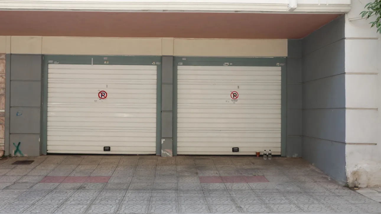 Αναθυμιάσεις από το air condition φαίνεται να οδήγησαν στον θάνατο του ζευγαριού που βρέθηκε νεκρό μέσα σε όχημα σε γκαράζ στον Πειραιά