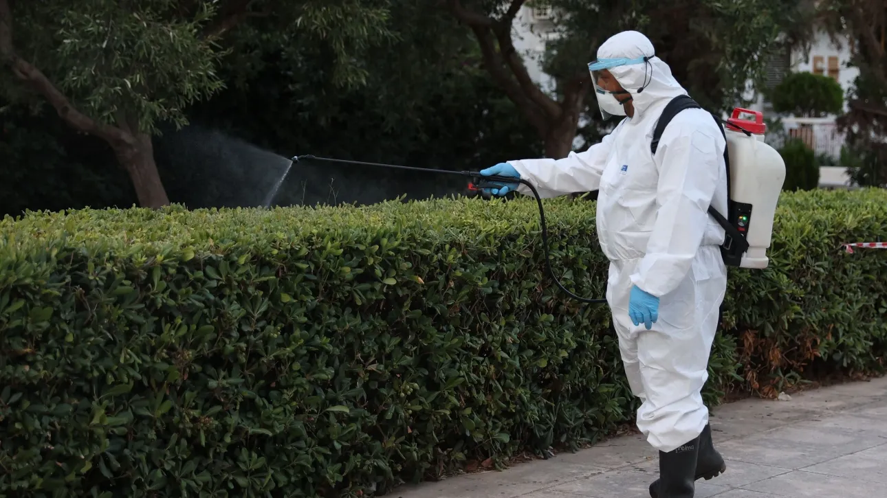 Μετά την Αγία Παρασκευή και στην Γλυφάδα επιβεβαιώθηκε κρούσμα του ιού του Δυτικού Νείλου με το τμήμα Καταπολέμησης Κουνουπιών της Περιφέρειας Αττικής να πραγματοποιεί ψεκασμούς τις τελευταίες ώρες.