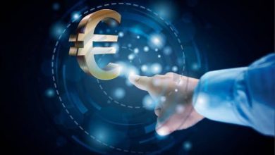 Αντίστροφη μέτρηση για το ψηφιακό ευρώ και το πιλοτικό πρόγραμμα που ξεκινάει το δεύτερο εξάμηνο του 2027 με τη συμμετοχή και τριών ελληνικών τραπεζών (Πειραιώς, Εθνικής και Χανίων) με ορίζοντα κυκλοφορίας το 2029.