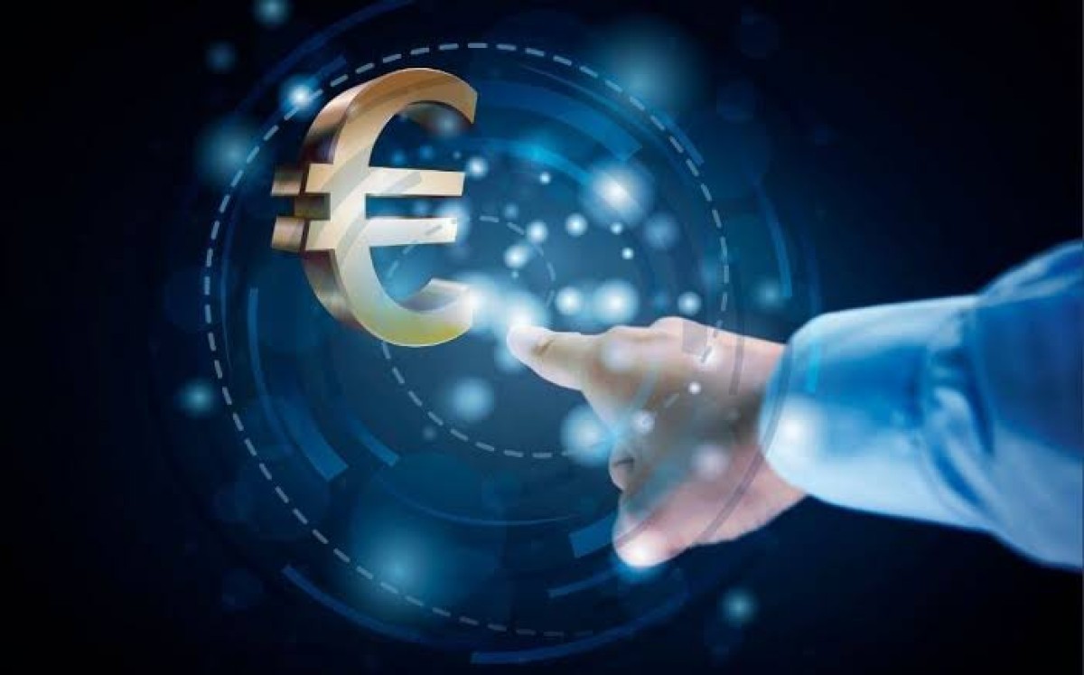 Αντίστροφη μέτρηση για το ψηφιακό ευρώ και το πιλοτικό πρόγραμμα που ξεκινάει το δεύτερο εξάμηνο του 2027 με τη συμμετοχή και τριών ελληνικών τραπεζών (Πειραιώς, Εθνικής και Χανίων) με ορίζοντα κυκλοφορίας το 2029.