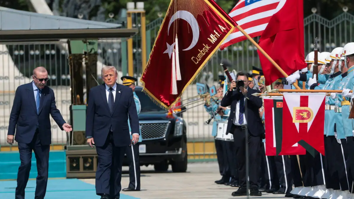 Ο Ντόναλντ Τραμπ έφθασε στην Άγκυρα για τη Σύνοδο του ΝΑΤΟ. Θερμή υποδοχή από τον Ερντογάν και παρασκηνιακές διαβουλεύσεις για την επιστροφή της Τουρκίας στα F-35.