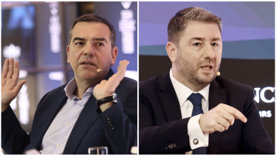 Σφοδρή πολιτική αντιπαράθεση έχει ξεσπάσει ανάμεσα στην Ελληνική Αριστερή Συμπαράταξη του Αλέξη Τσίπρα και το ΠΑΣΟΚ, με φόντο τα κομματικά χρέη, μετά την ανάρτηση της ΕΛ.Α.Σ. για τα χρέη της Νέας Δημοκρατίας και του ΠΑΣΟΚ.