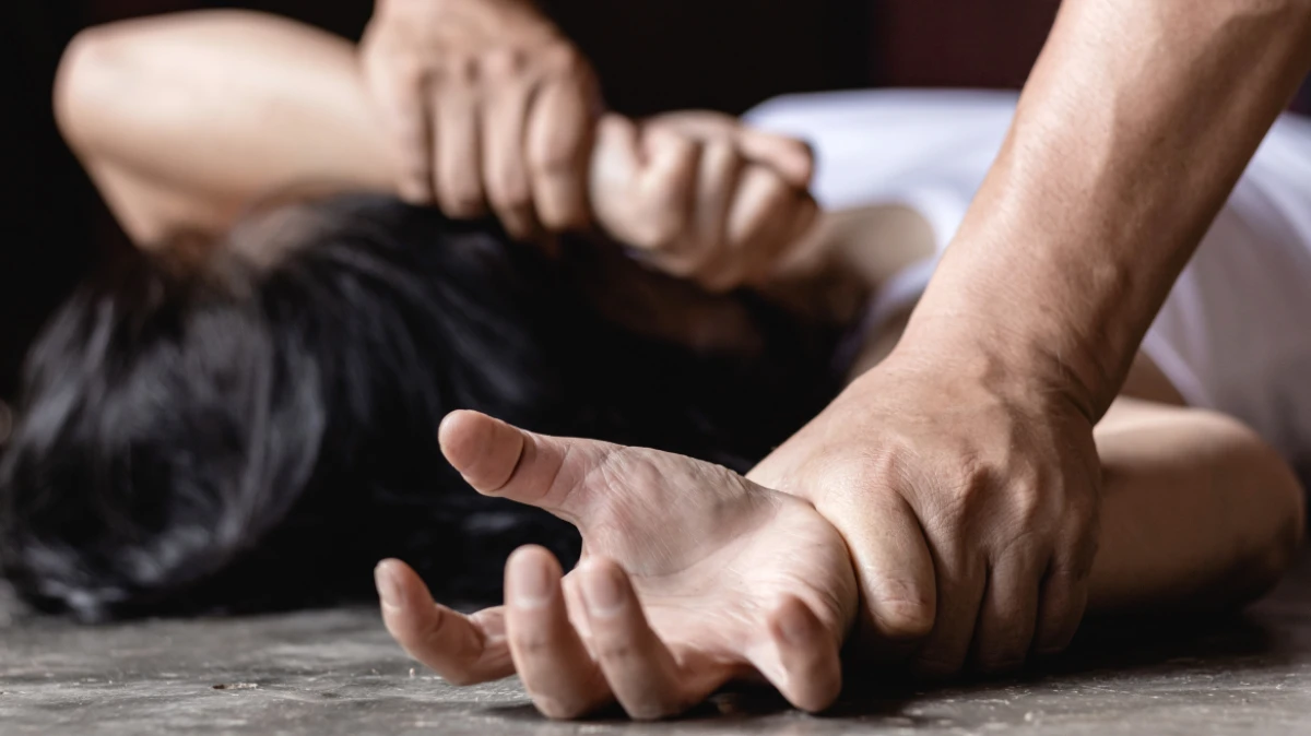 Μια ιδιαίτερα σοβαρή υπόθεση σεξουαλικής κακοποίησης απασχολεί τις τελευταίες ώρες τις διωκτικές αρχές στη Λεμεσό, μετά από επίσημη καταγγελία 58χρονης γυναίκας.