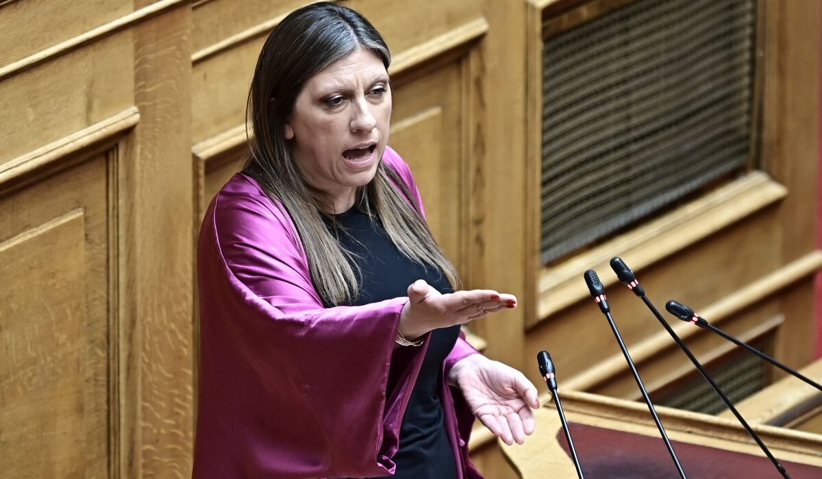 Πρωτοφανή σκηνικά εκτυλίχθηκαν στη Βουλή, με τη Ζωή Κωνσταντοπούλου να καλεί το «100» για την προσαγωγή της δημοσιογράφου, Βασιλικής Πολύζου, με την οποία έχουν αλληλομηνυθεί.