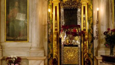 Στις 11 Αυγούστου λιτανεύεται στην Κέρκυρα το σεπτό σκήνωμα του Αγίου Σπυρίδωνος, σε ανάμνηση της θαυματουργικής επέμβασης του Αγίου το 1716 μ. Χ.