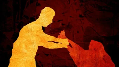 Στο Αυτόφωρο Μονομελές Πλημμελειοδικείο Βόλου έφτασε η πολυτάραχη σχέση ενός ζευγαριού, η οποία, σύμφωνα με όσα κατατέθηκαν στο δικαστήριο, τα τελευταία χρόνια έχει στιγματιστεί από κατανάλωση αλκοόλ, εντάσεις και επαναλαμβανόμενες απειλές.