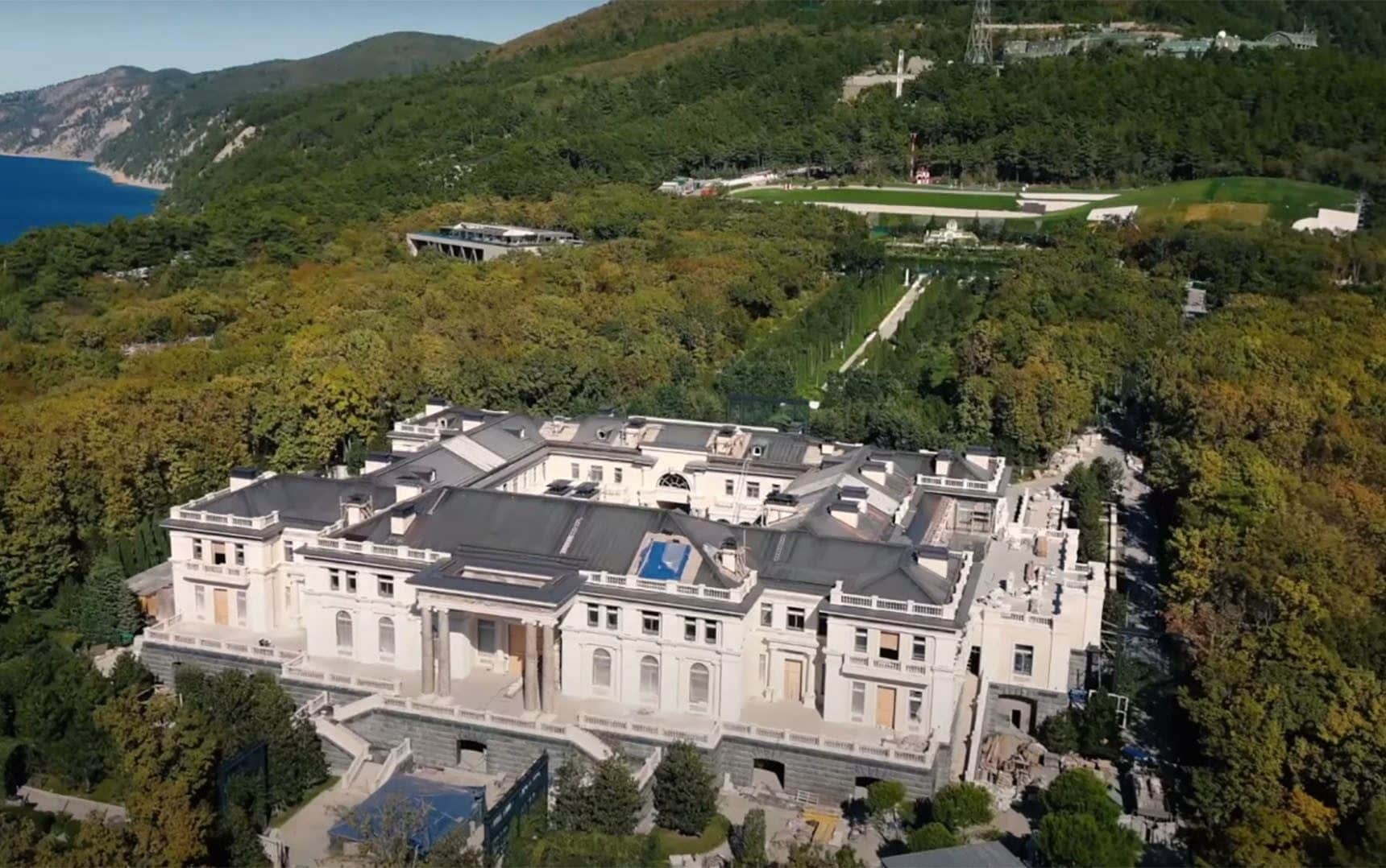 Ουκρανικά μη επανδρωμένα αεροσκάφη (drones) έπληξαν εξέδρα εκτόξευσης πυραύλων, η οποία χρησιμοποιείτο για την προστασία μίας από τις πολυτελείς κατοικίες του Ρώσου προέδρου Βλαντίμιρ Πούτιν από επιθέσεις μεγάλου βεληνεκούς.