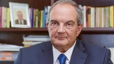 Ο πρώην Πρωθυπουργός Κώστας Καραμανλής δεν παρέστη στην κηδεία του Ιωάννη Βαρβιτσιώτη γιατί απουσιάζει στο εξωτερικό.