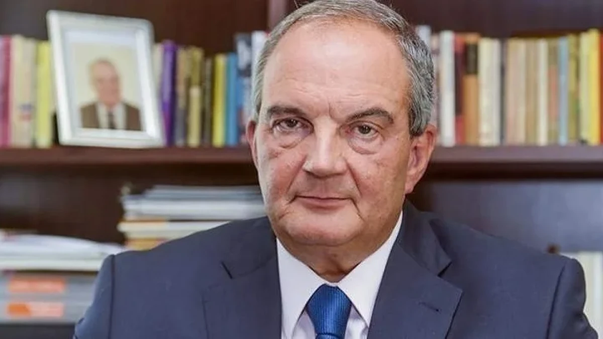 Ο πρώην Πρωθυπουργός Κώστας Καραμανλής δεν παρέστη στην κηδεία του Ιωάννη Βαρβιτσιώτη γιατί απουσιάζει στο εξωτερικό.