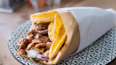Από το «γρήγορο και φθηνό» γεύμα σε μια ολοένα και πιο ακριβή επιλογή για το οικογενειακό τραπέζι εξελίσσεται το σουβλάκι, καθώς οι τιμές του τυλιχτού έχουν πάρει την ανιούσα, επιβαρύνοντας ακόμη περισσότερο τον οικογενειακό προϋπολογισμό.
