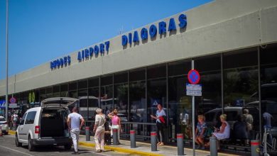 Συναγερμός σήμανε πριν από λίγη ώρα στο αεροδρόμιο "Διαγόρας" της Ρόδου, όταν αεροσκάφος της Olympic Air που είχε απογειωθεί με προορισμό την Κάρπαθο αναγκάστηκε να επιστρέψει, έπειτα από αναφορά του κυβερνήτη για πιθανό μηχανικό πρόβλημα.