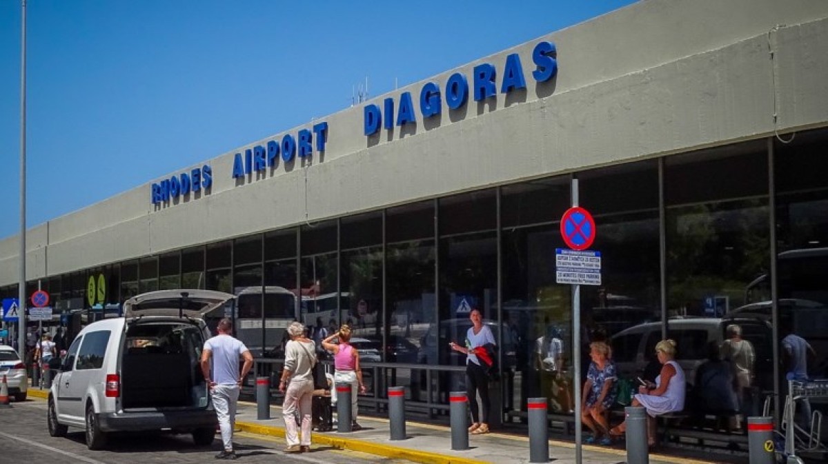 Συναγερμός σήμανε πριν από λίγη ώρα στο αεροδρόμιο "Διαγόρας" της Ρόδου, όταν αεροσκάφος της Olympic Air που είχε απογειωθεί με προορισμό την Κάρπαθο αναγκάστηκε να επιστρέψει, έπειτα από αναφορά του κυβερνήτη για πιθανό μηχανικό πρόβλημα.