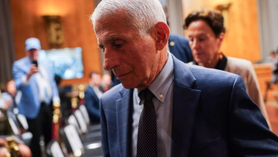 Τα πρώτα γραπτά μηνύματα που ανακτήθηκαν από το υπηρεσιακό κινητό τηλέφωνο του Άντονι Φάουτσι έδωσαν στη δημοσιότητα δύο Ρεπουμπλικανοί γερουσιαστές, στο πλαίσιο της έρευνας για τις ενέργειες και τις αποφάσεις του κατά τη διάρκεια της πανδημίας του κορωνοϊού.