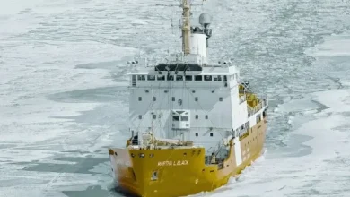 Σε μια εποχή έντονης γεωπολιτικής αστάθειας, όπου οι συγκρούσεις στη Μέση Ανατολή έχουν παραλύσει τις παραδοσιακές θαλάσσιες οδούς, η Κίνα επιδεικνύει για άλλη μια φορά τη στρατηγική της ευφυΐα, ανακοινώνοντας μια νέα εμπορική αρτηρία που κόβει τον χρόνο και τις αποστάσεις στη μέση.