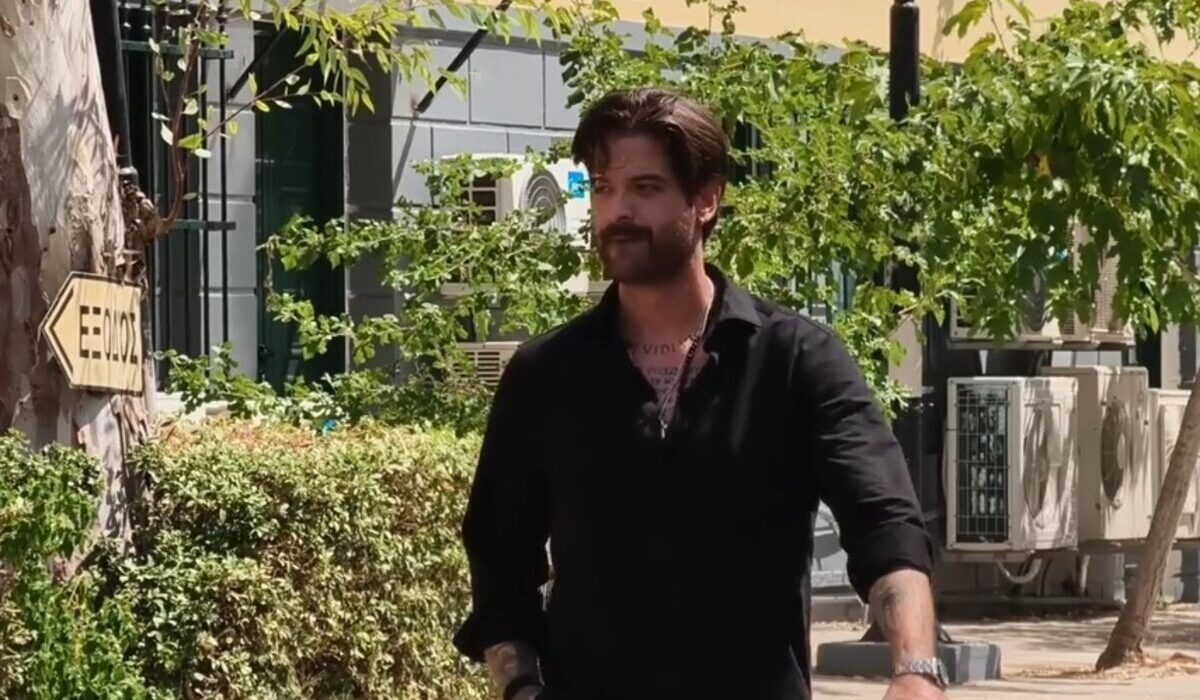 Ο Άρης Μουγκοπέτρος, σε δηλώσεις του έξω από τα δικαστήρια της πρώην Σχολής Ευελπίδων, εξέφρασε την ενόχλησή του για τη δημοσιοποίηση του ονόματός του