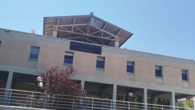 Μέσα σε κλίμα άκρας μυστικότητας οδηγήθηκαν πριν λίγο στα δικαστήρια της Θήβας ο δήμαρχος Στυλίδας και ο ηλικιωμένος συνεργός του, οι οποίοι κατηγορούνται για τη μεγάλη φωτιά που κατέκαψε τη Βοιωτία.