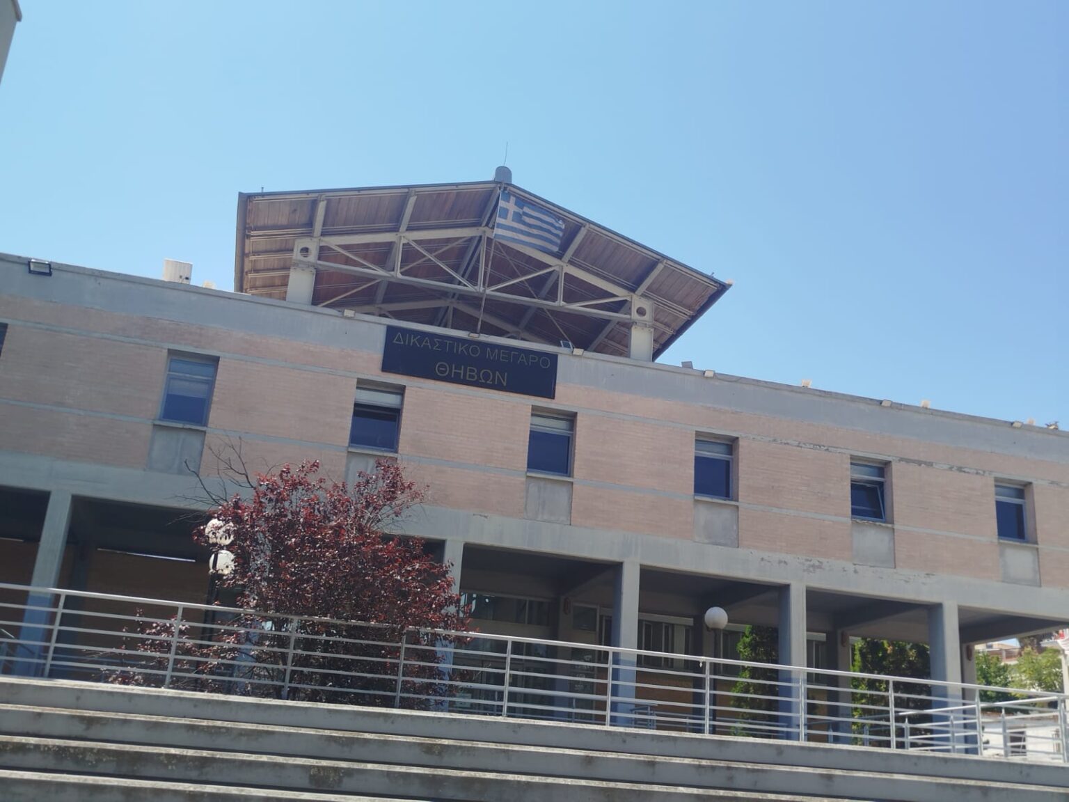 Μέσα σε κλίμα άκρας μυστικότητας οδηγήθηκαν πριν λίγο στα δικαστήρια της Θήβας ο δήμαρχος Στυλίδας και ο ηλικιωμένος συνεργός του, οι οποίοι κατηγορούνται για τη μεγάλη φωτιά που κατέκαψε τη Βοιωτία.