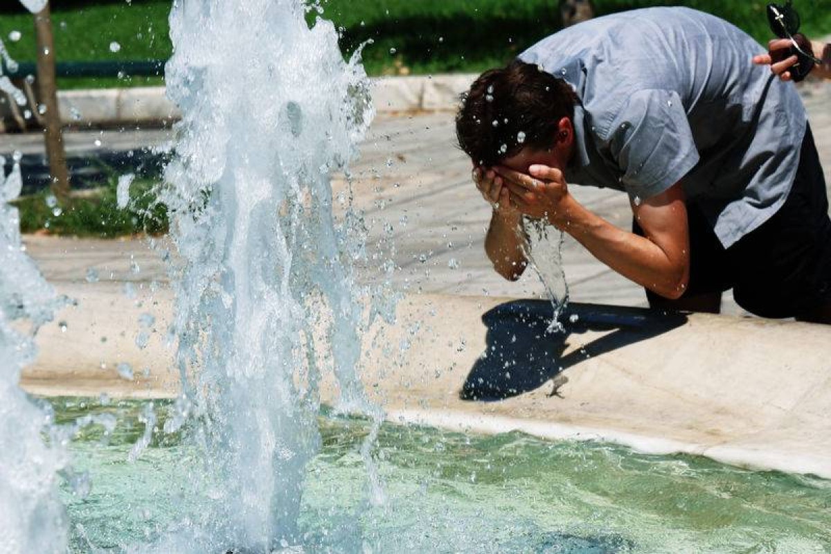 Tο Σαββατοκύριακο αναμένεται πρόσκαιρη πτώση της θερμοκρασίας, πριν από την επιστροφή του καύσωνα από τη Δευτέρα, με τον υδράργυρο να αγγίζει και πάλι τους 40 βαθμούς.