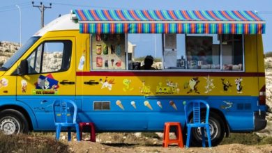 Τον απόλυτο τρόμο έζησε ένας 85χρονος ιδιοκτήτης καντίνας στα Χανιά, στην περιοχή της Χρυσής Ακτής, καθώς έπεσε θύμα ληστείας. Του αφαίρεσαν με πένσα τα δαχτυλίδια που φορούσε, τον έδεσαν, αλλά και τον κλείδωσαν για να μη μπορεί να βγει έξω.