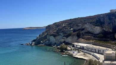 Σε μια ανείπωτη τραγωδία εξελίχθηκαν οι καλοκαιρινές διακοπές για μια οικογένεια στην Κίμωλο, καθώς ο 17χρονος γιος βρέθηκε χωρίς τις αισθήσεις του μέσα στο μπάνιο του σπιτιού όπου διέμεναν.