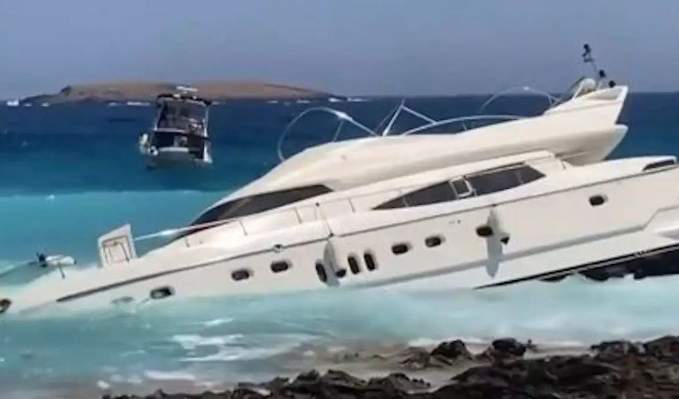 Ειδικότερα, οι λιμενικές Αρχές των Κυθήρων και της Νεάπολης Βοιών ενημερώθηκαν σχετικά από το Ενιαίο Κέντρο Συντονισμού Έρευνας και Διάσωσης (ΕΚΣΕΔ) του αρχηγείου Λ.Σ.-ΕΛ.ΑΚΤ.