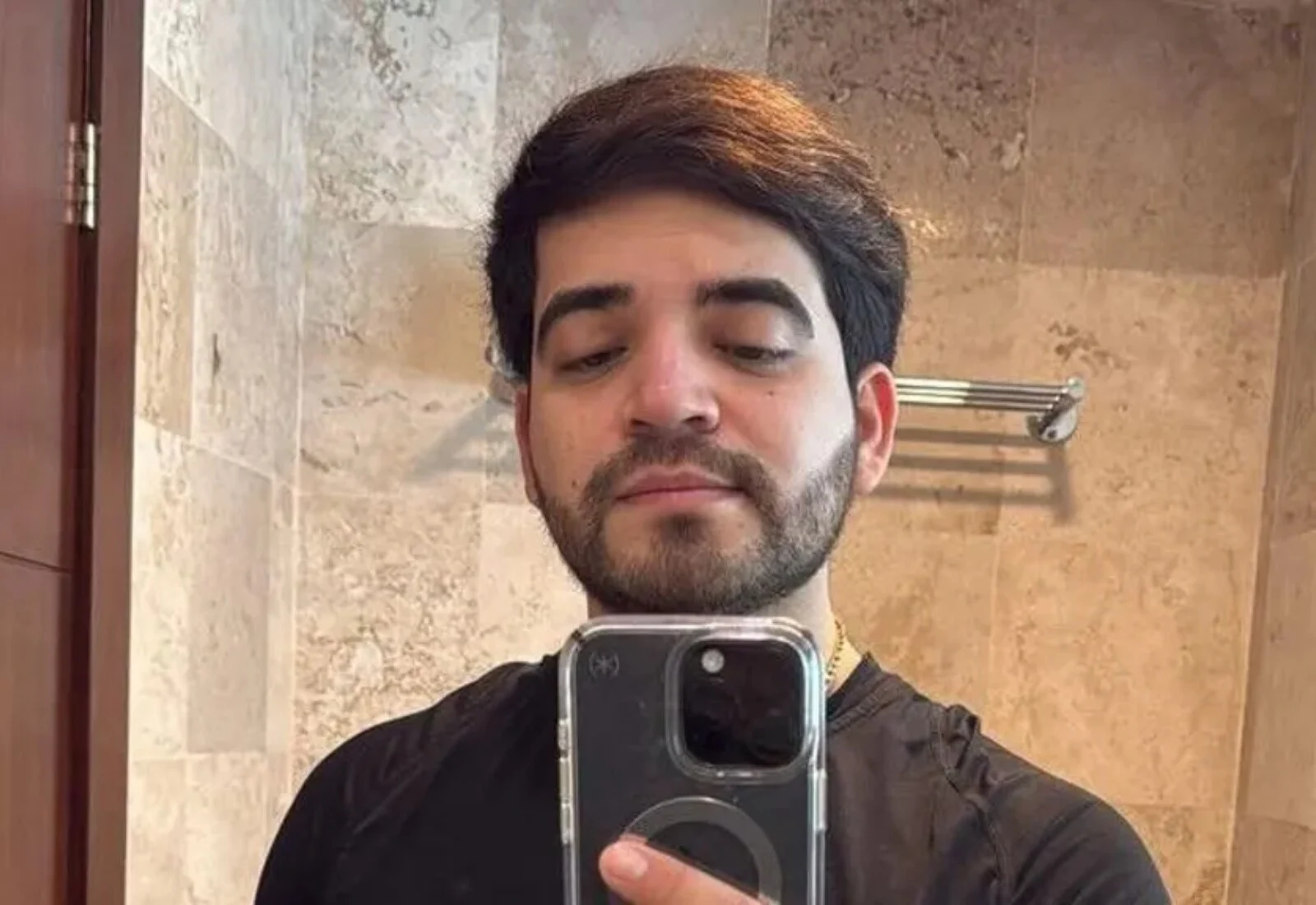 Ο Μεξικανός influencer Σεσάρ Γκαστέλουμ έπεσε νεκρός από πυροβολισμούς την ώρα που έκανε ζωντανή μετάδοση στο TikTok.