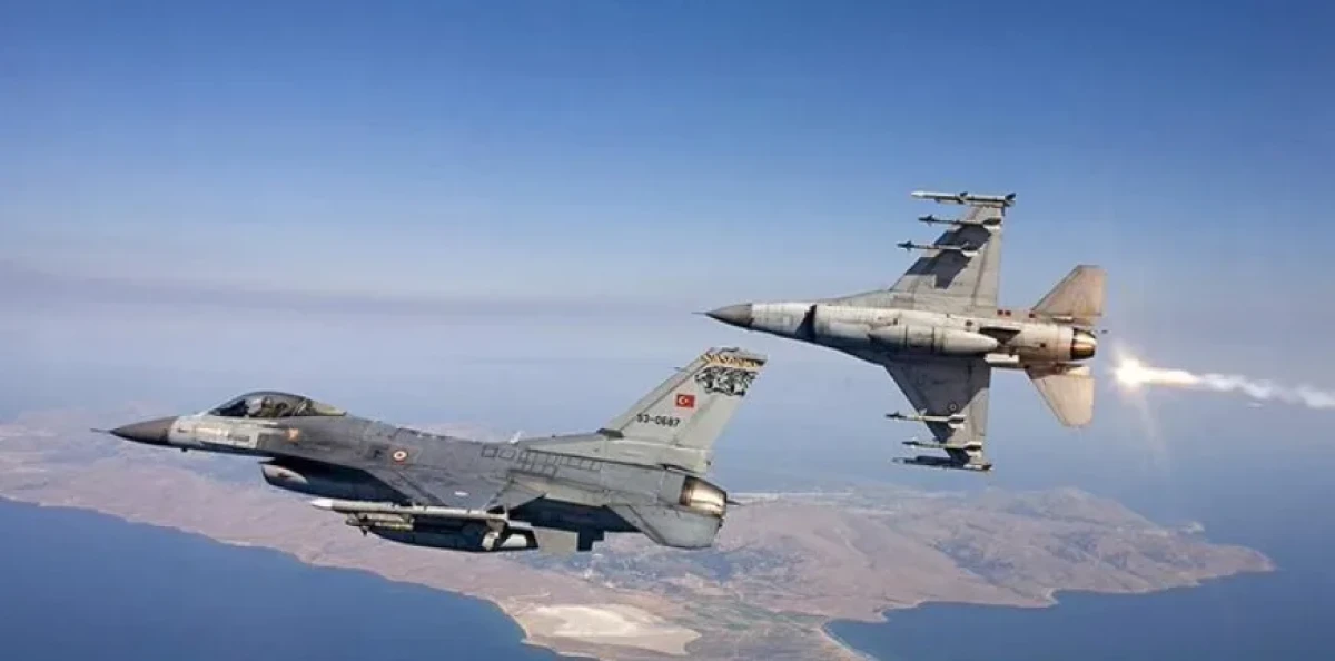 Για δεύτερη συνεχόμενη ημέρα ένα τουρκικό CN-235 και τουρκικά drones παραβίασαν τον ελληνικό εναέριο χώρο στο Αιγαίο.