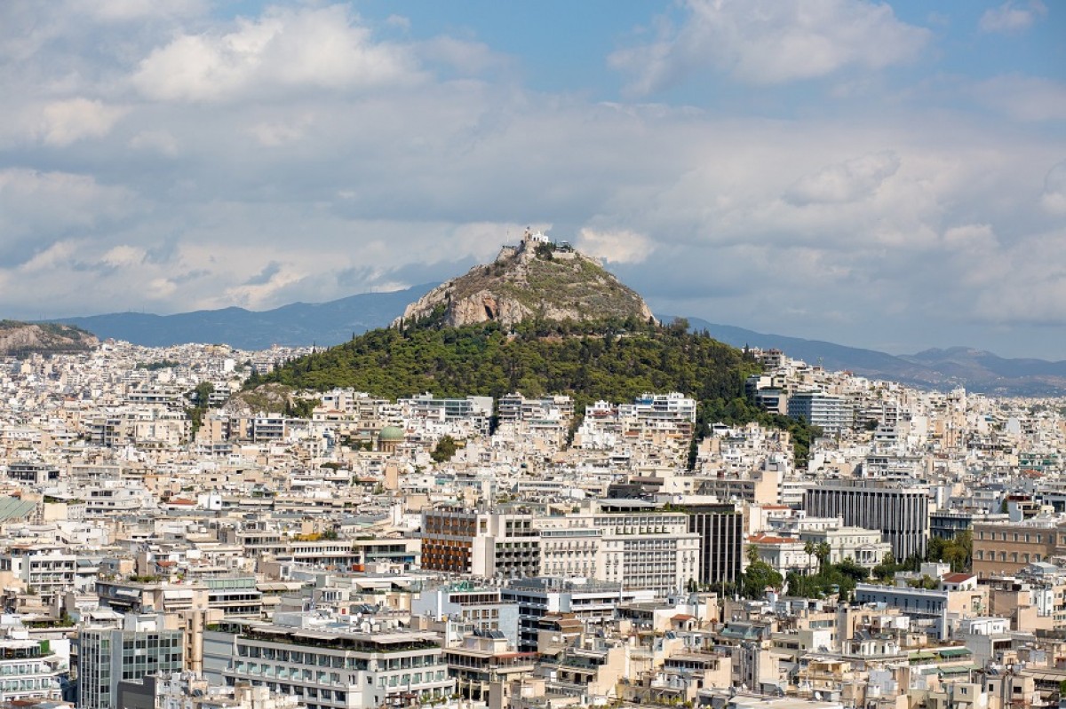 Νέα έρευνα της Tradingpedia για το κόστος διαβίωσης σε 37 ευρωπαϊκές πρωτεύουσες φέρνει την Αθήνα ανάμεσα στις πιο ασφυκτικές πόλεις για όσους ζουν μόνοι και εργάζονται με τον μέσο μισθό.