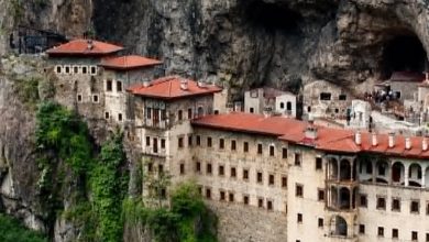 Πρώτα ήταν η Παναγία Σουμελά. Τώρα, ένα ακόμη ιστορικό ελληνικό μοναστήρι του Πόντου περνά στην οθόνη: ο Άγιος Γεώργιος Περιστερεώτα, τον οποίο οι τουρκικές πηγές αποκαλούν Κοστούλ, εμφανίζεται στο πρώτο τρέιλερ της νέας σειράς «Sevdam Karadeniz».