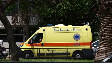 Χειροπέδες πέρασαν οι αστυνομικές Αρχές σε 14χρονο, ο οποίος παρέσυρε και τραυμάτισε μητέρα με τα παιδιά της στο Μεσολόγγι.